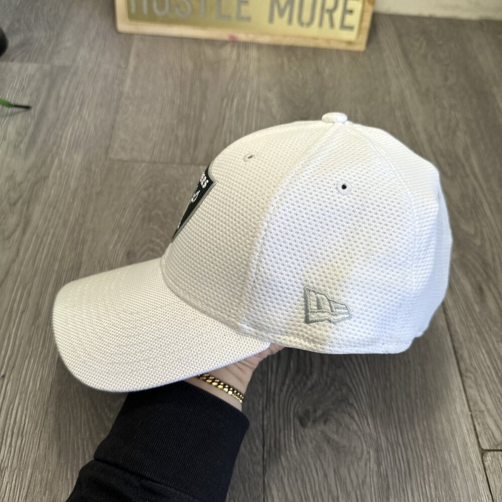 Oakland Raiders Hat Cap Small Medium Stretch White New Era Fit 39THIRTY - Picture 2 of 7